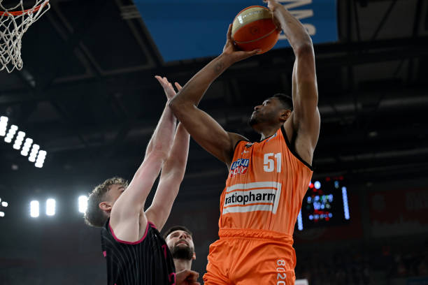 灰熊送雄鹿 灰熊送雄鹿